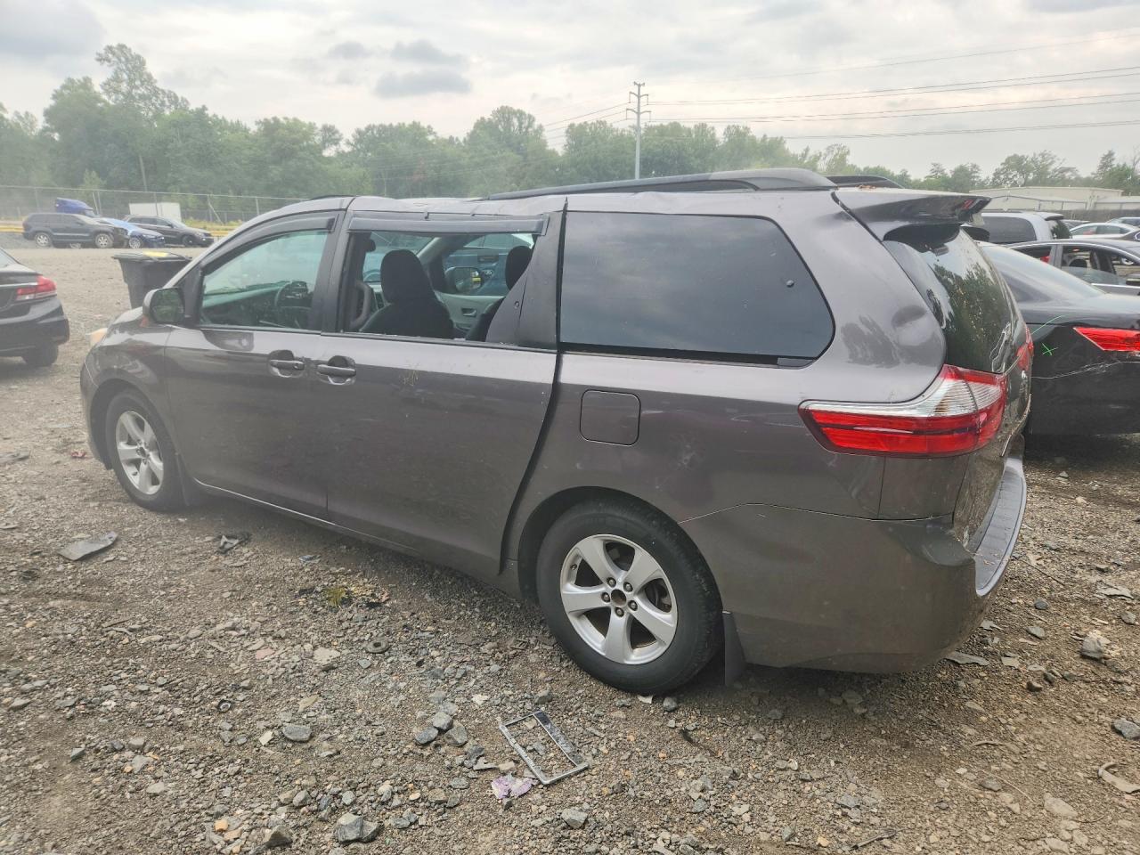 2017 TOYOTA SIENNA LE — снимка 2
