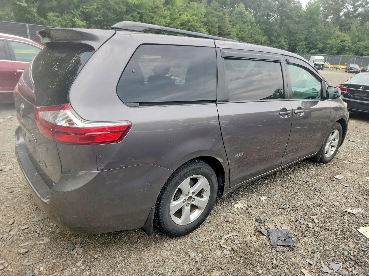 2017 TOYOTA SIENNA LE — снимка 3