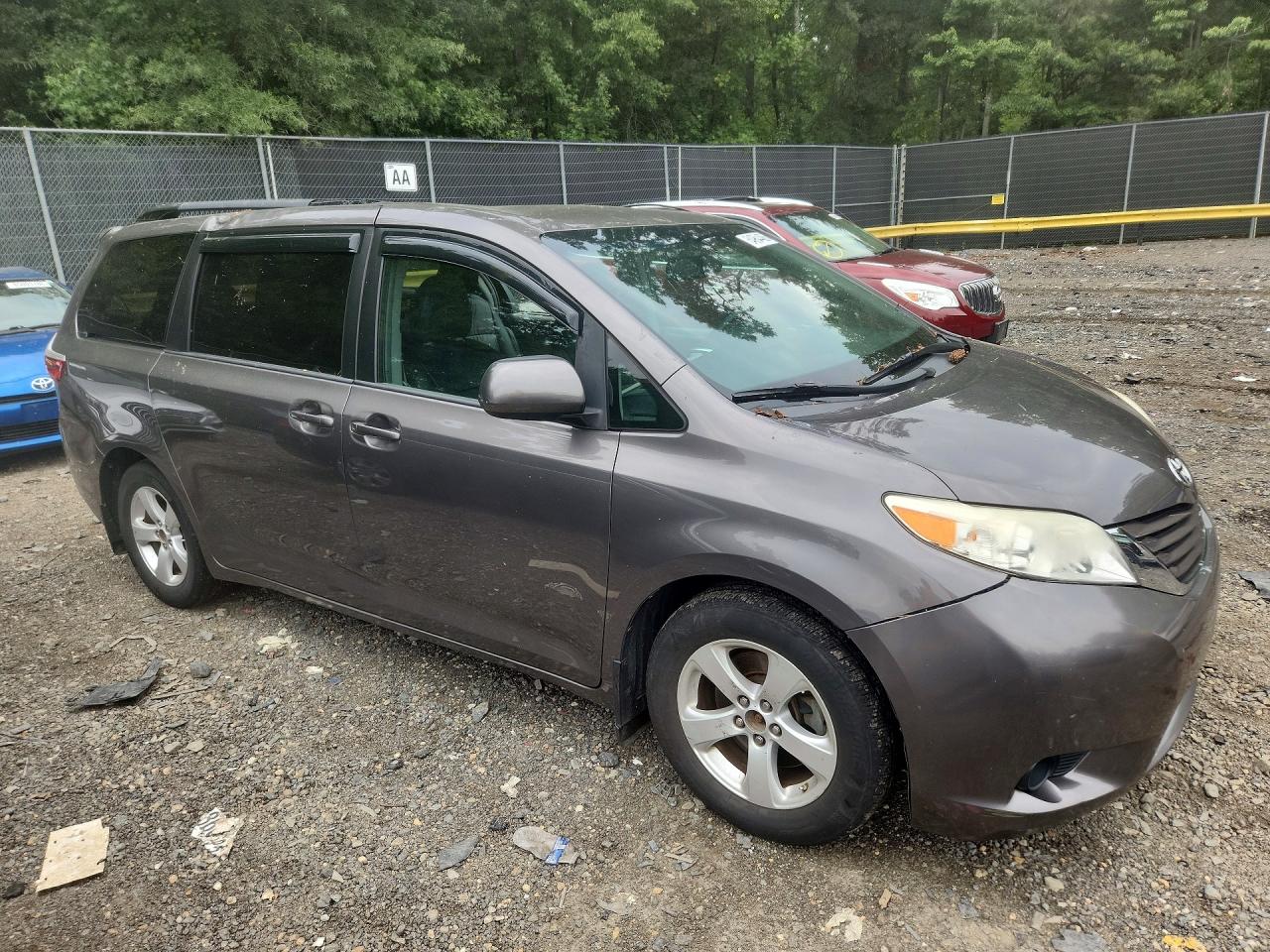 2017 TOYOTA SIENNA LE — снимка 4