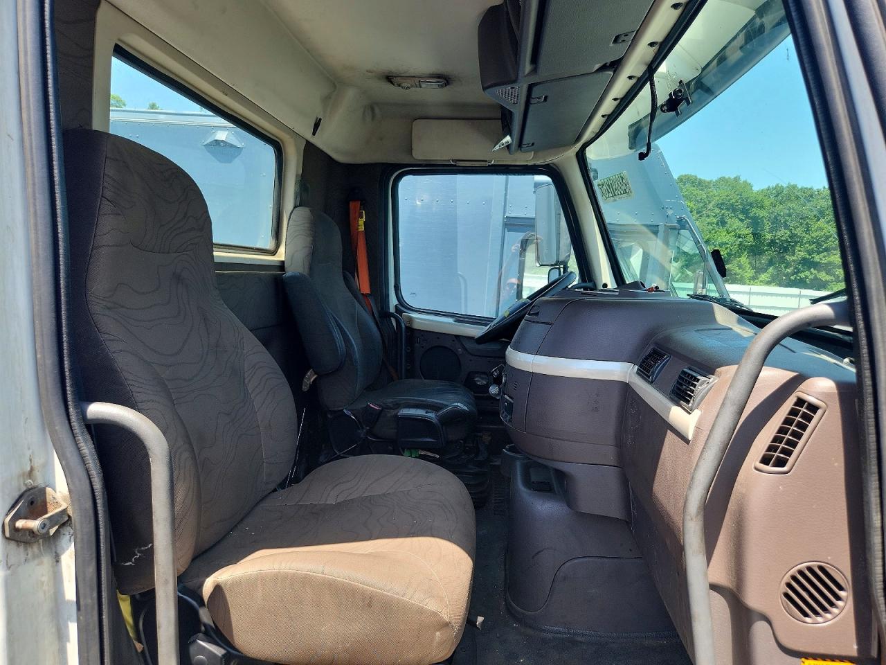 2016 VOLVO VNM — снимка 5