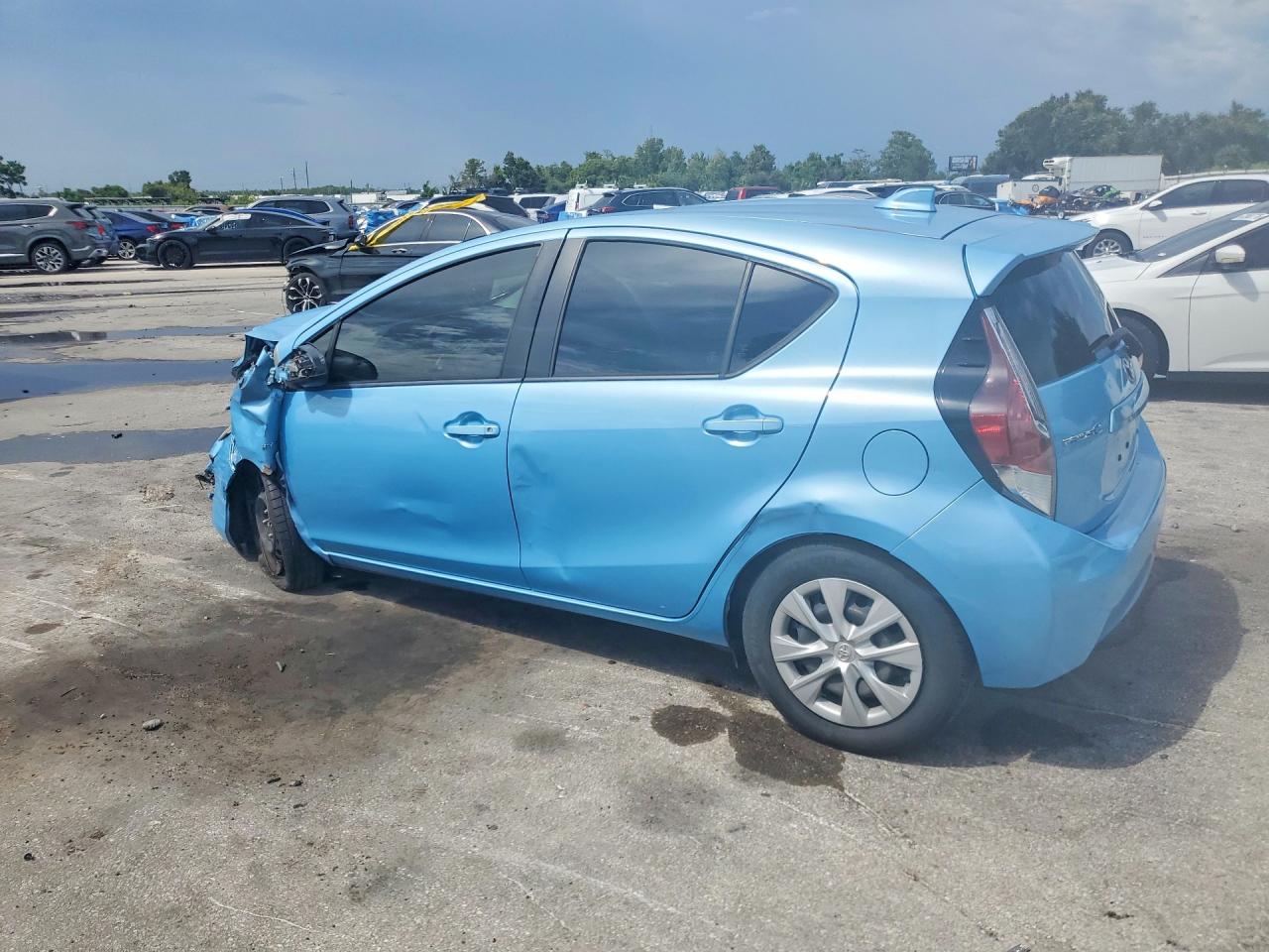 2015 TOYOTA PRIUS C TWO — снимка 2