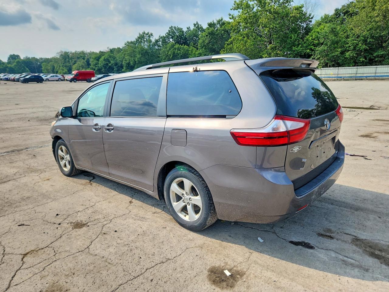 2017 TOYOTA SIENNA LE — снимка 2