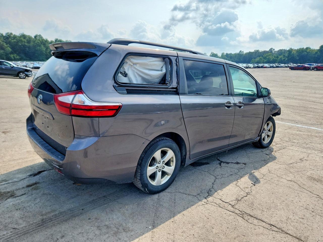 2017 TOYOTA SIENNA LE — снимка 3