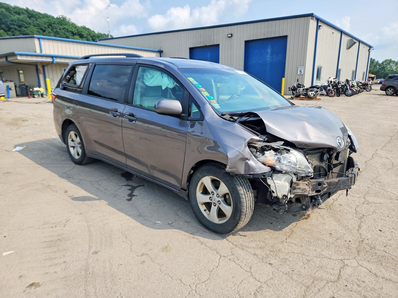 2017 TOYOTA SIENNA LE — снимка 4