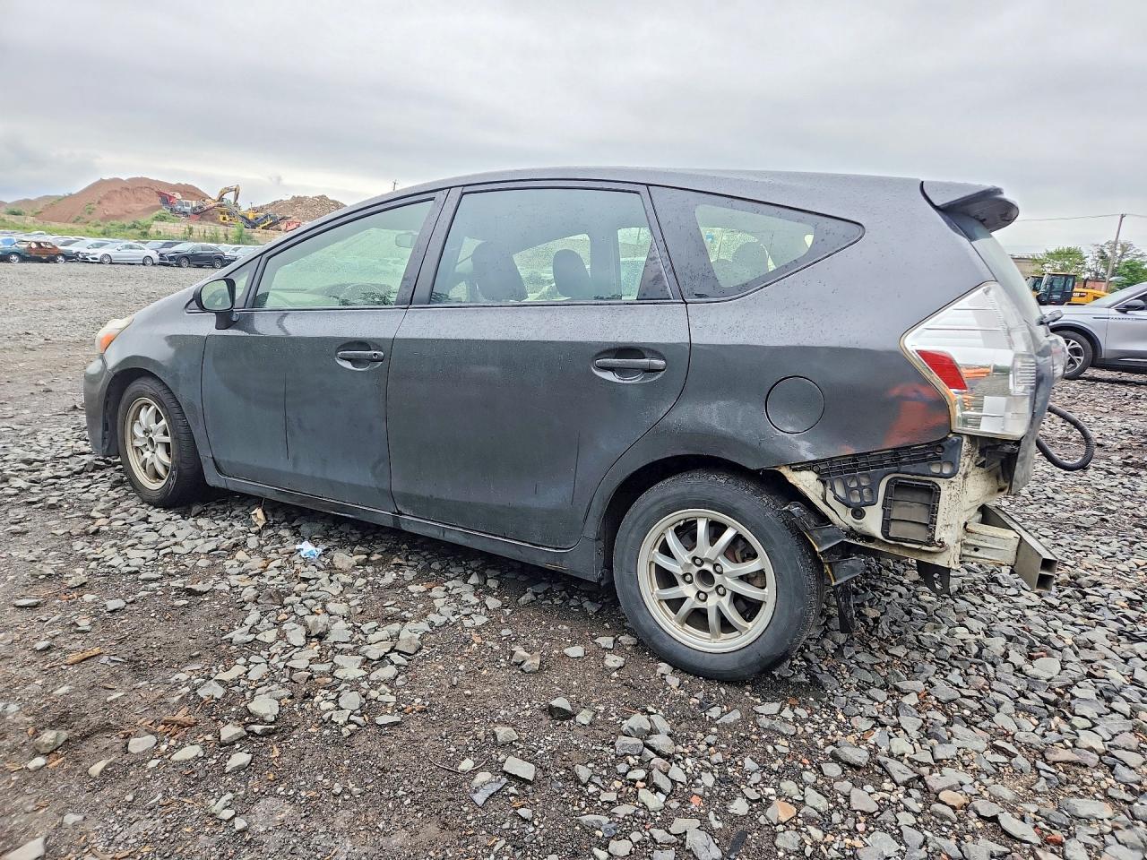 2015 TOYOTA PRIUS V TWO — снимка 2