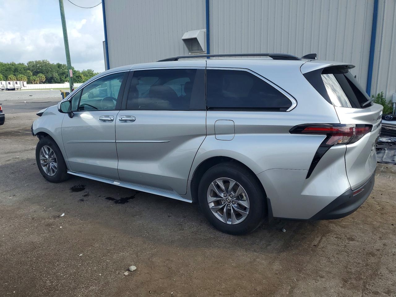2024 TOYOTA SIENNA XLE — снимка 2