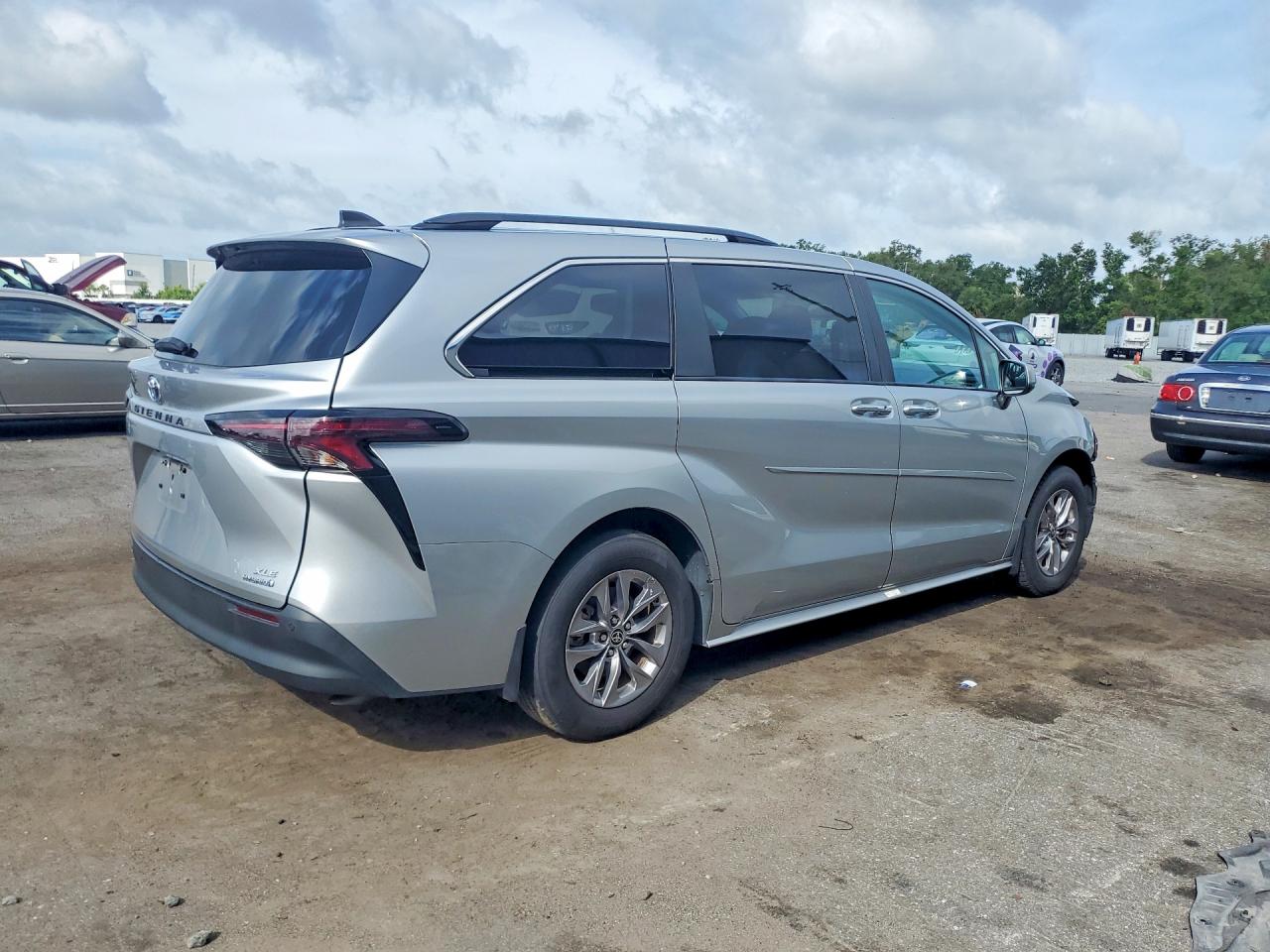 2024 TOYOTA SIENNA XLE — снимка 3
