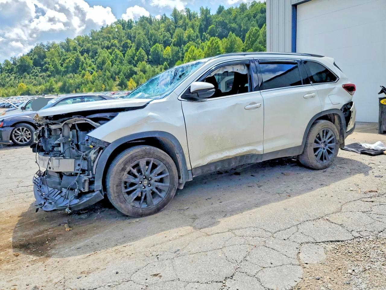 2019 TOYOTA HIGHLANDER SE