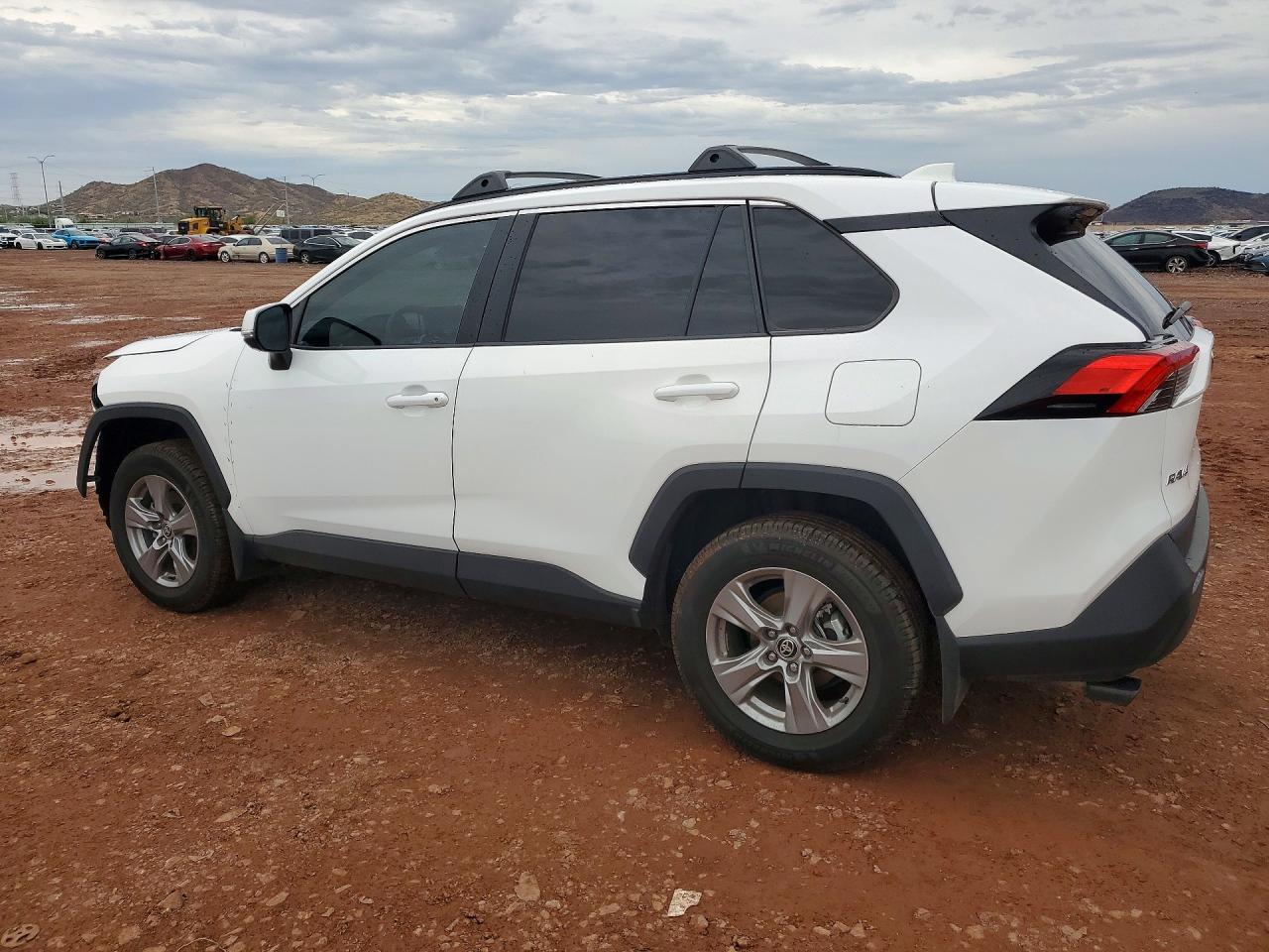 2025 TOYOTA RAV4 XLE — снимка 2
