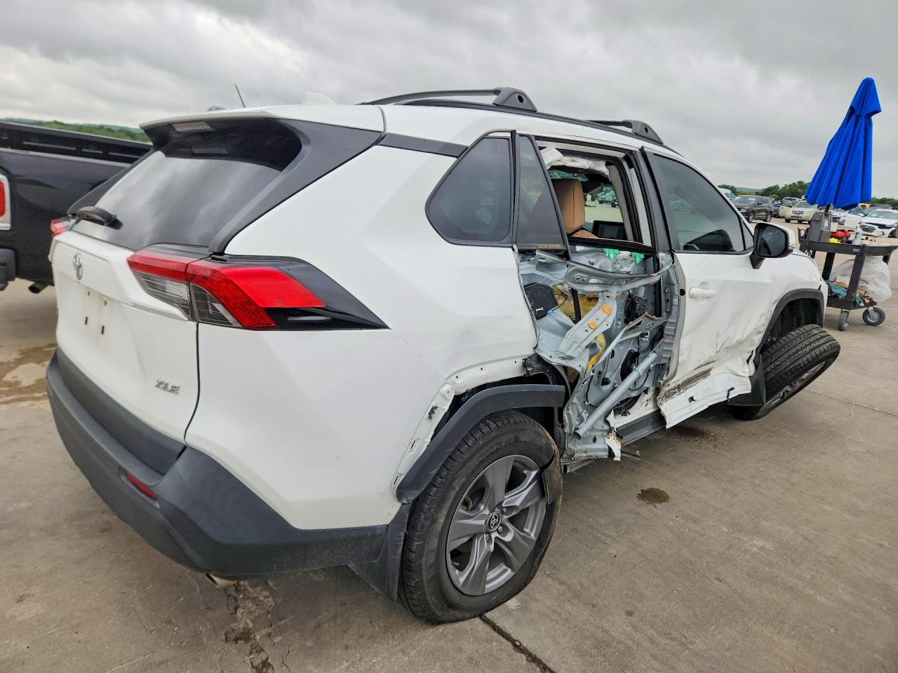 2024 TOYOTA RAV4 XLE — снимка 3