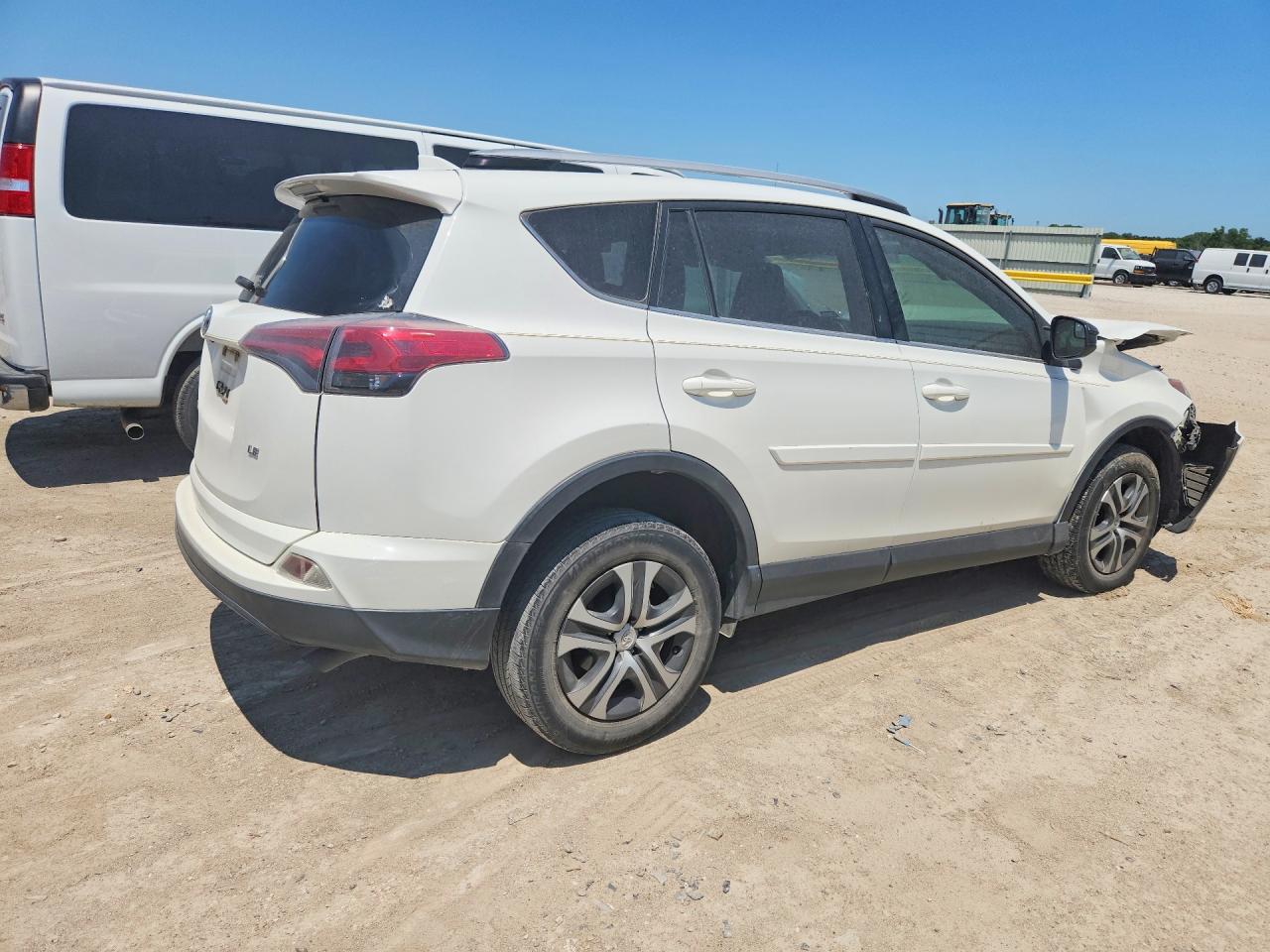 2017 TOYOTA RAV4 LE — снимка 3
