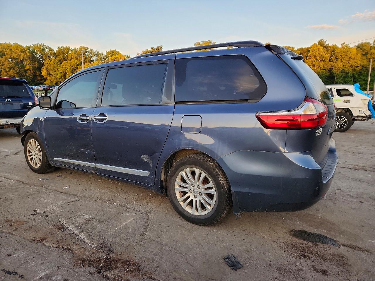 2017 TOYOTA SIENNA XLE 8-PASSENGER — снимка 2