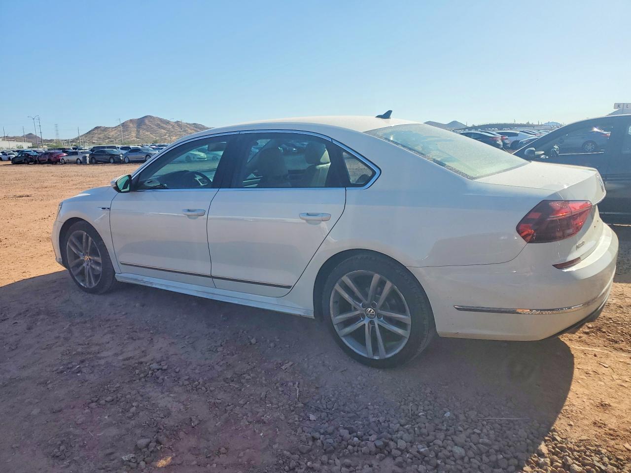 2017 VOLKSWAGEN PASSAT R-LINE — снимка 2