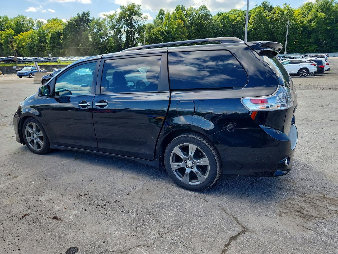 2017 TOYOTA SIENNA SE — снимка 2