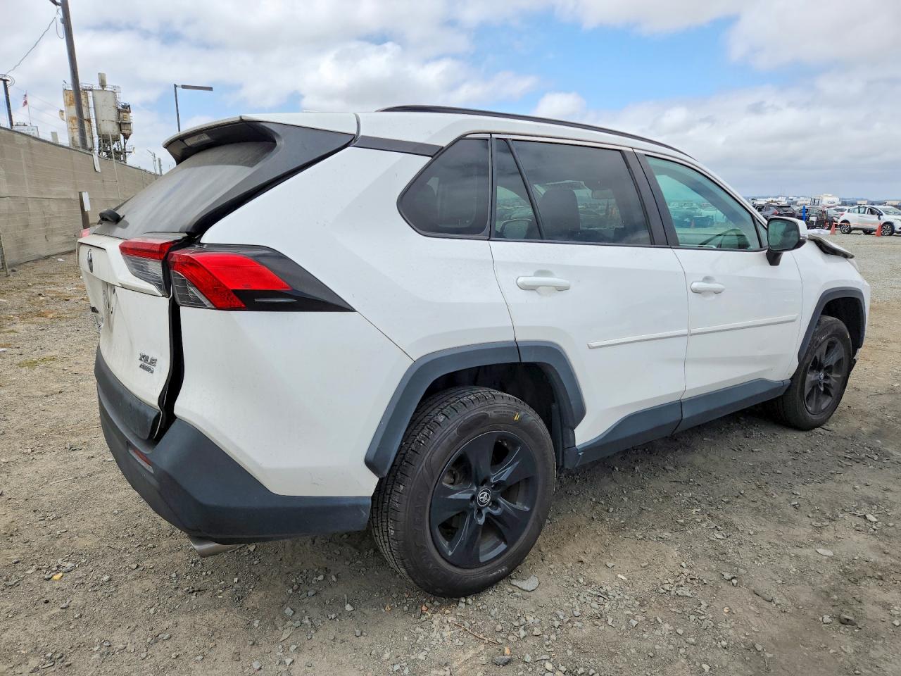 2020 TOYOTA RAV4 XLE — снимка 3