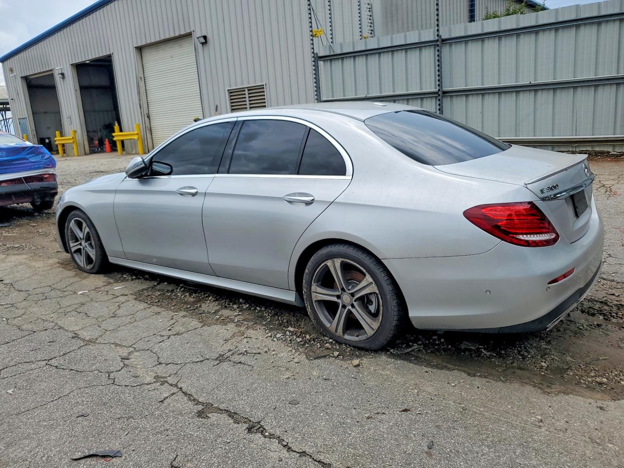 2017 MERCEDES-BENZ E 300 4MATIC — снимка 2
