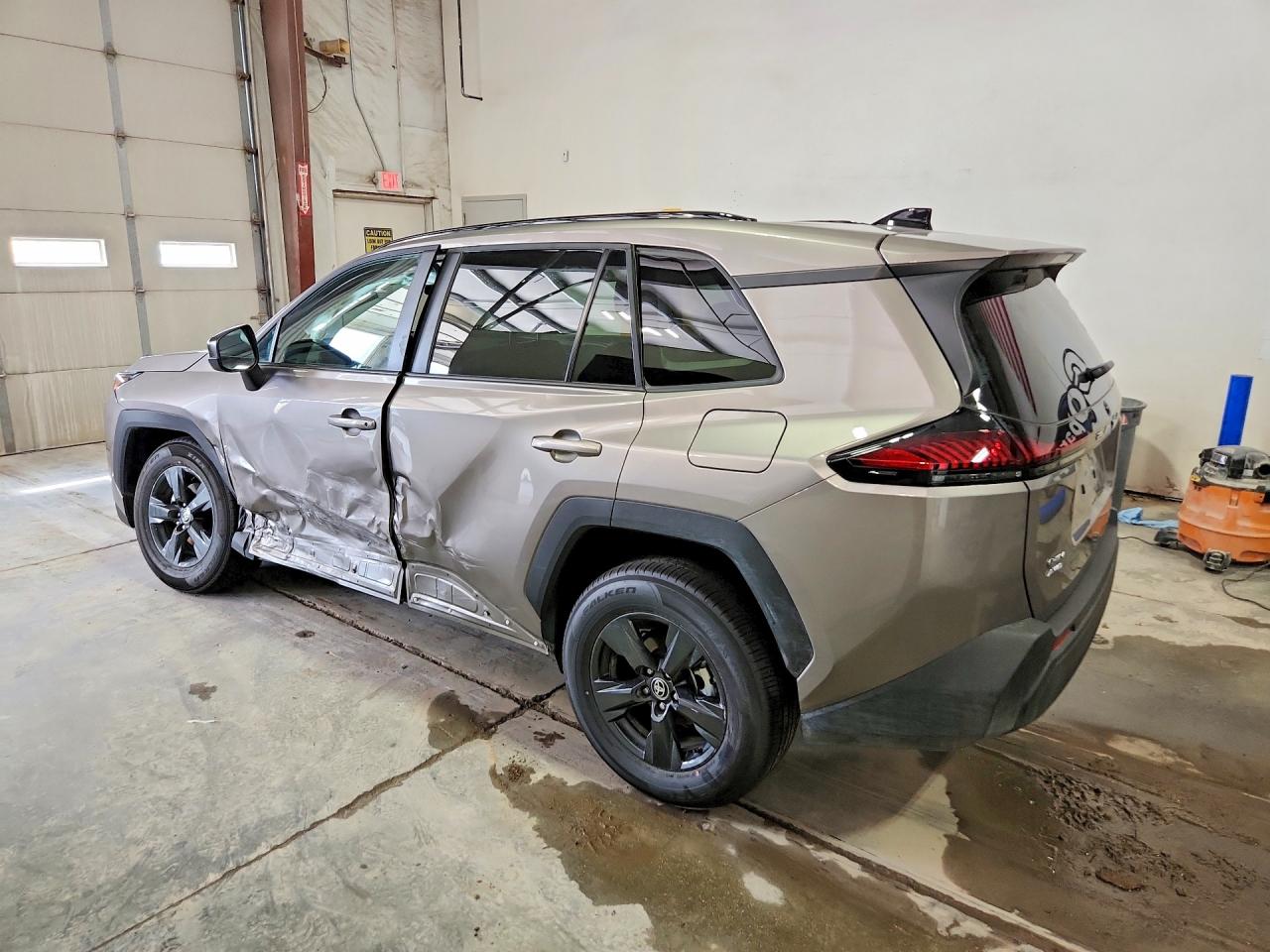 2026 TOYOTA RAV4 LE — снимка 2
