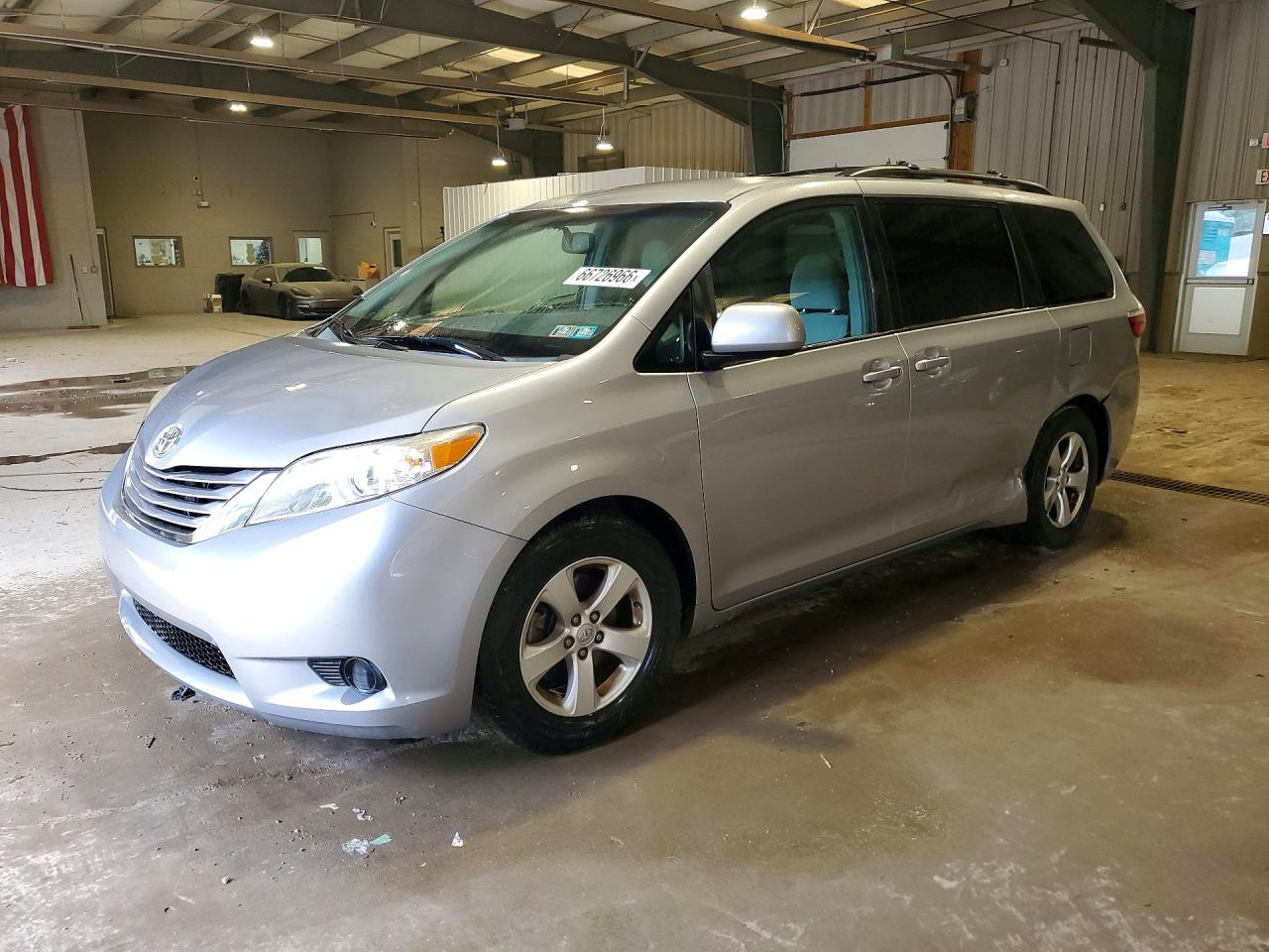 2015 TOYOTA SIENNA LE