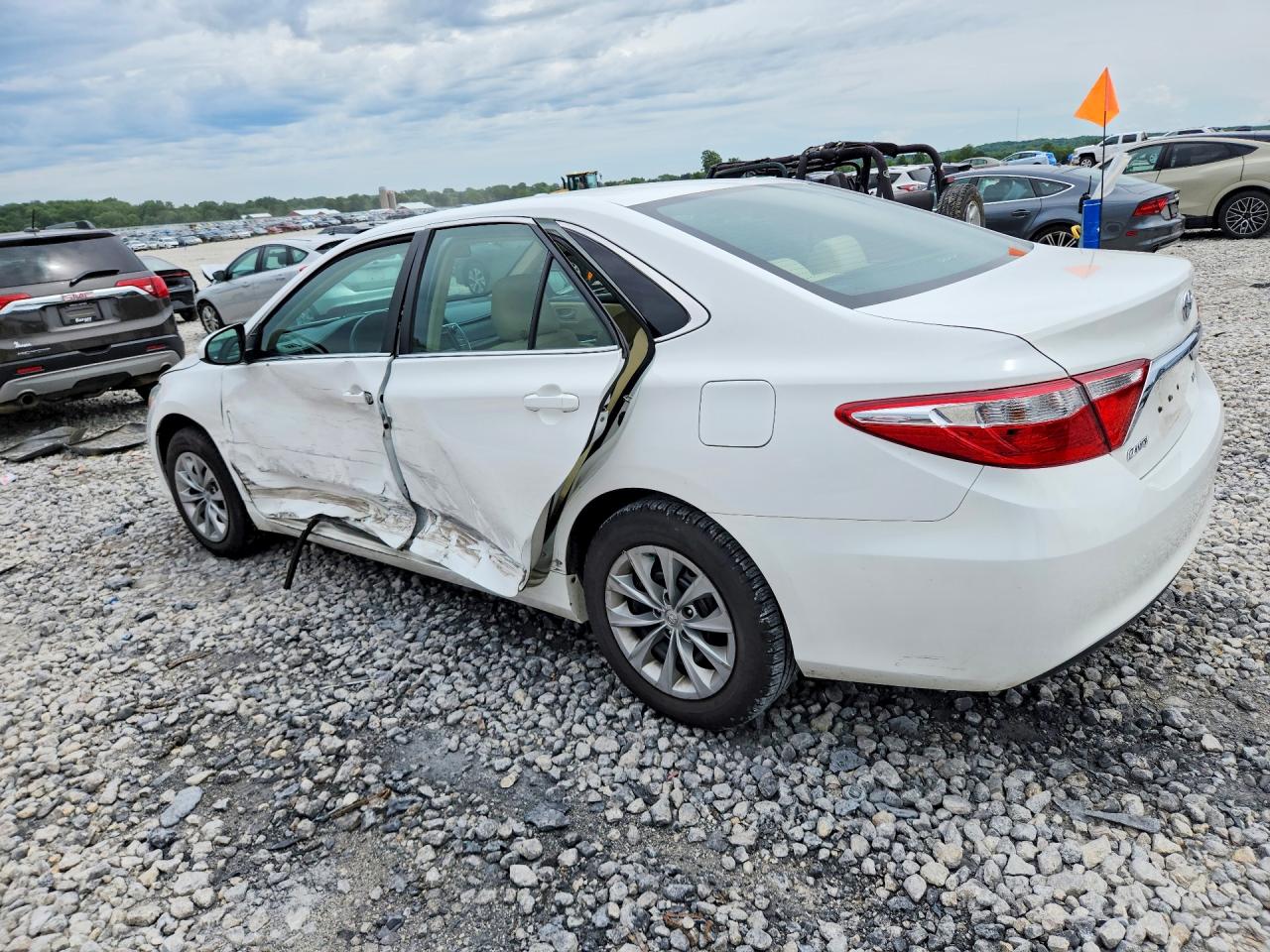 2015 TOYOTA CAMRY LE — снимка 2
