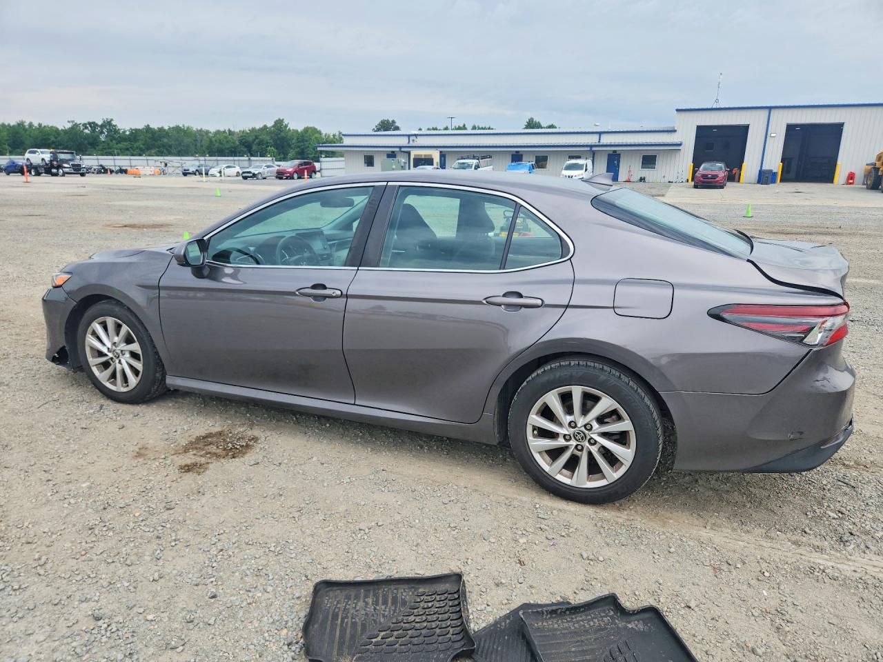 2021 TOYOTA CAMRY LE — снимка 2