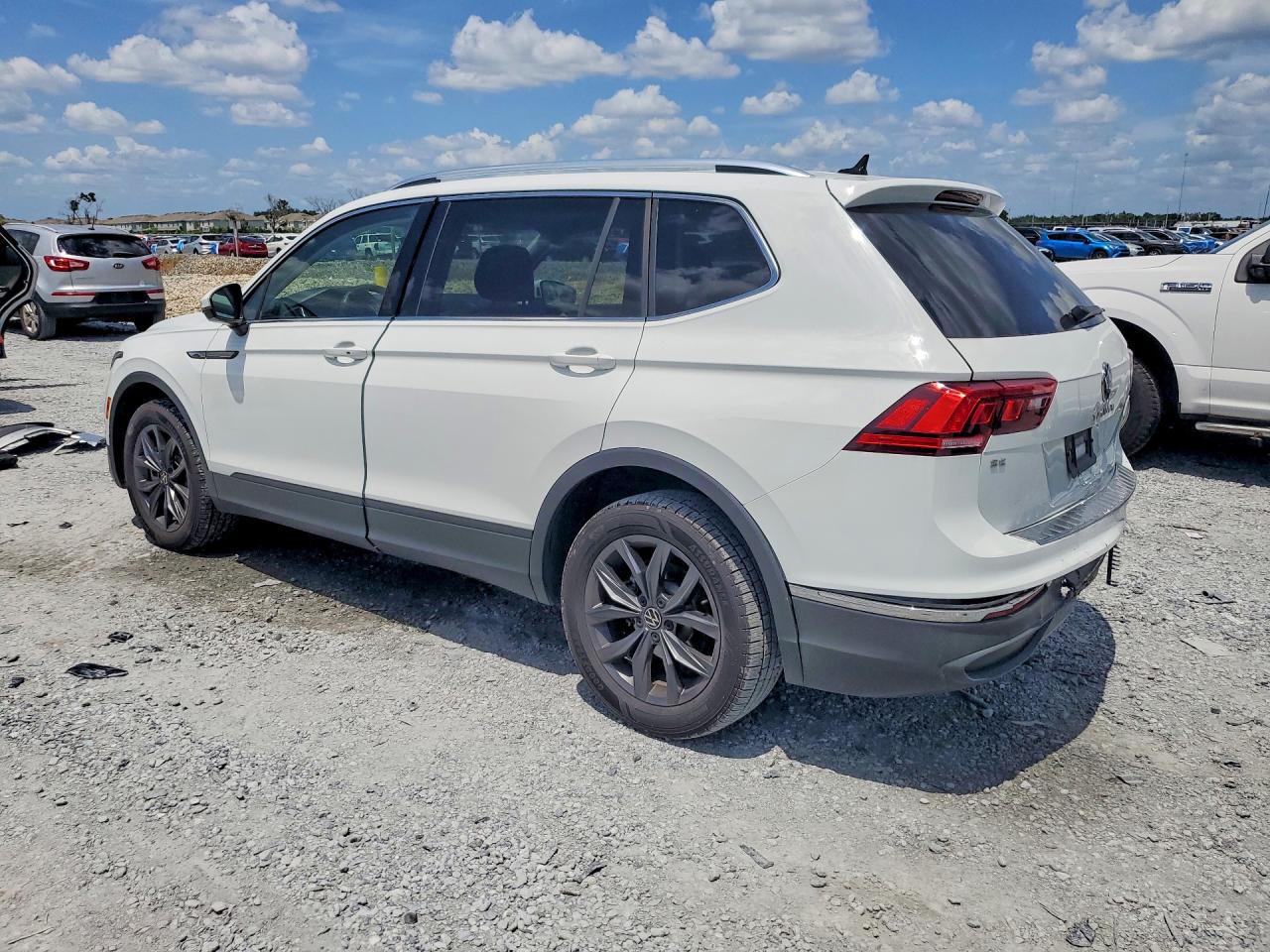 2022 VOLKSWAGEN TIGUAN SE — снимка 2