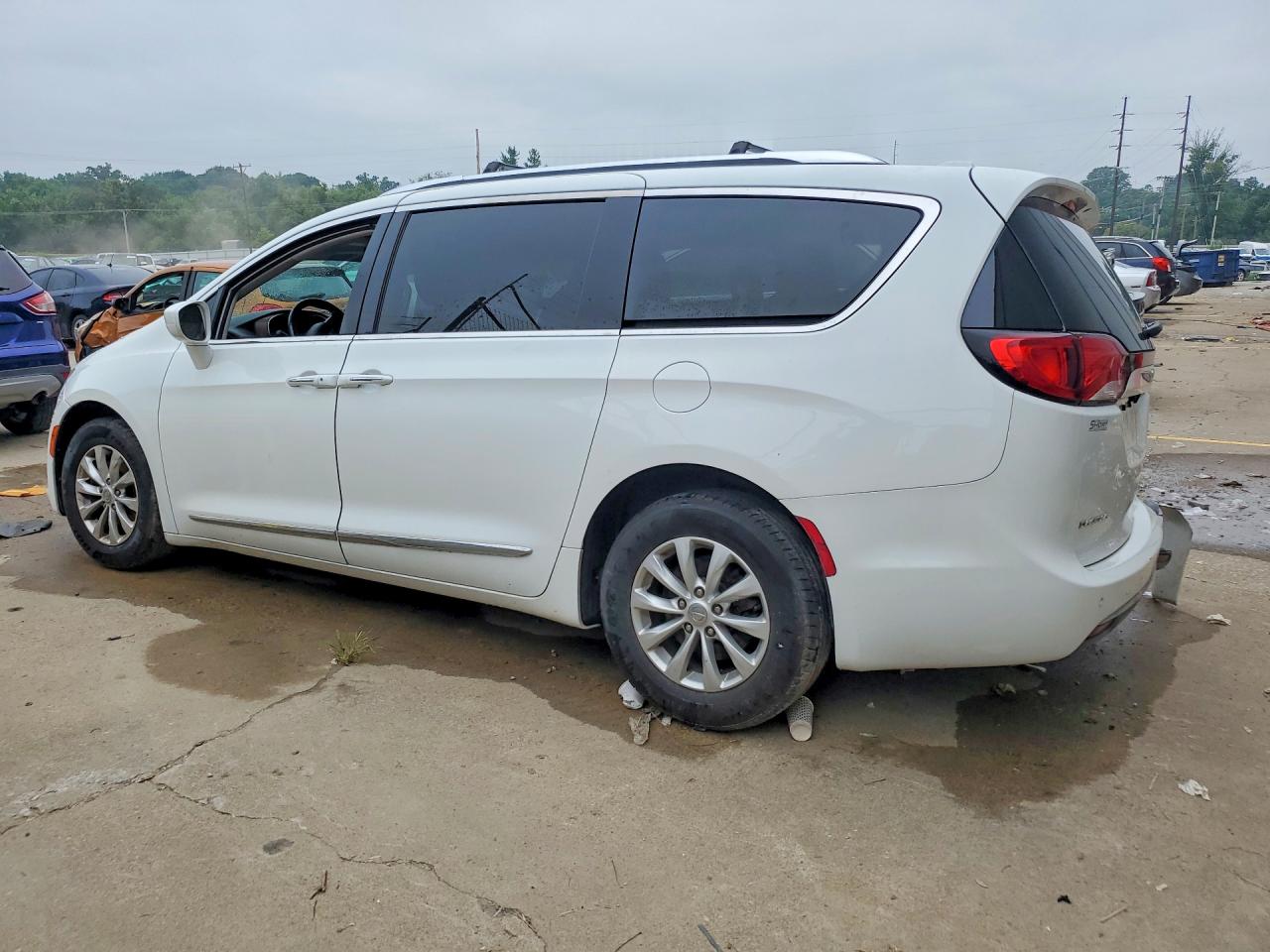 2019 CHRYSLER PACIFICA TOURING L — снимка 2