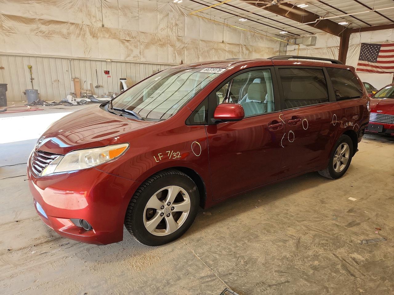 2016 TOYOTA SIENNA LE