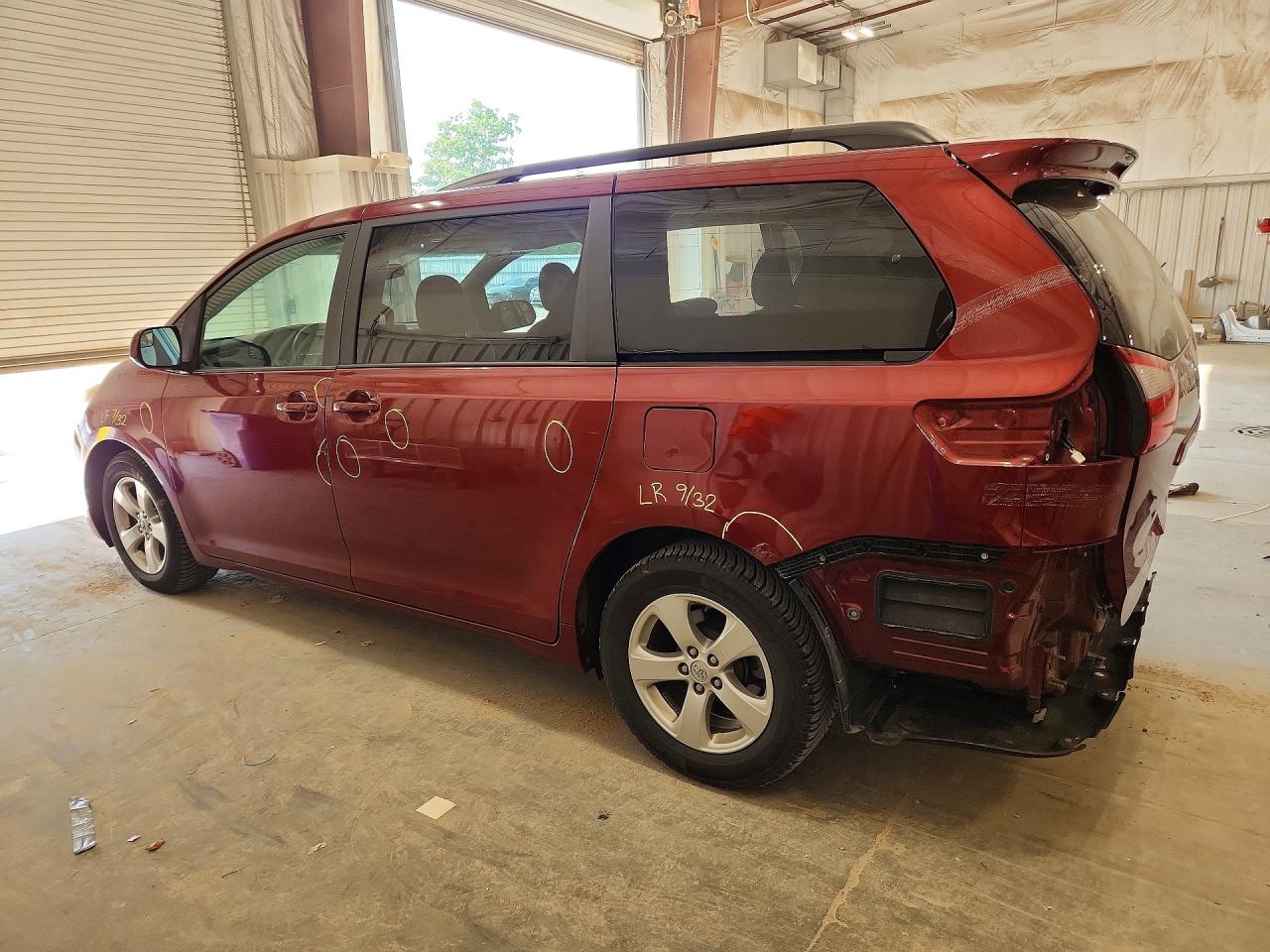 2016 TOYOTA SIENNA LE — снимка 2