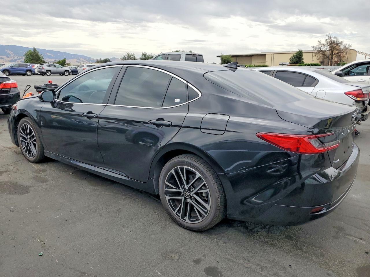 2025 TOYOTA CAMRY XLE — снимка 2