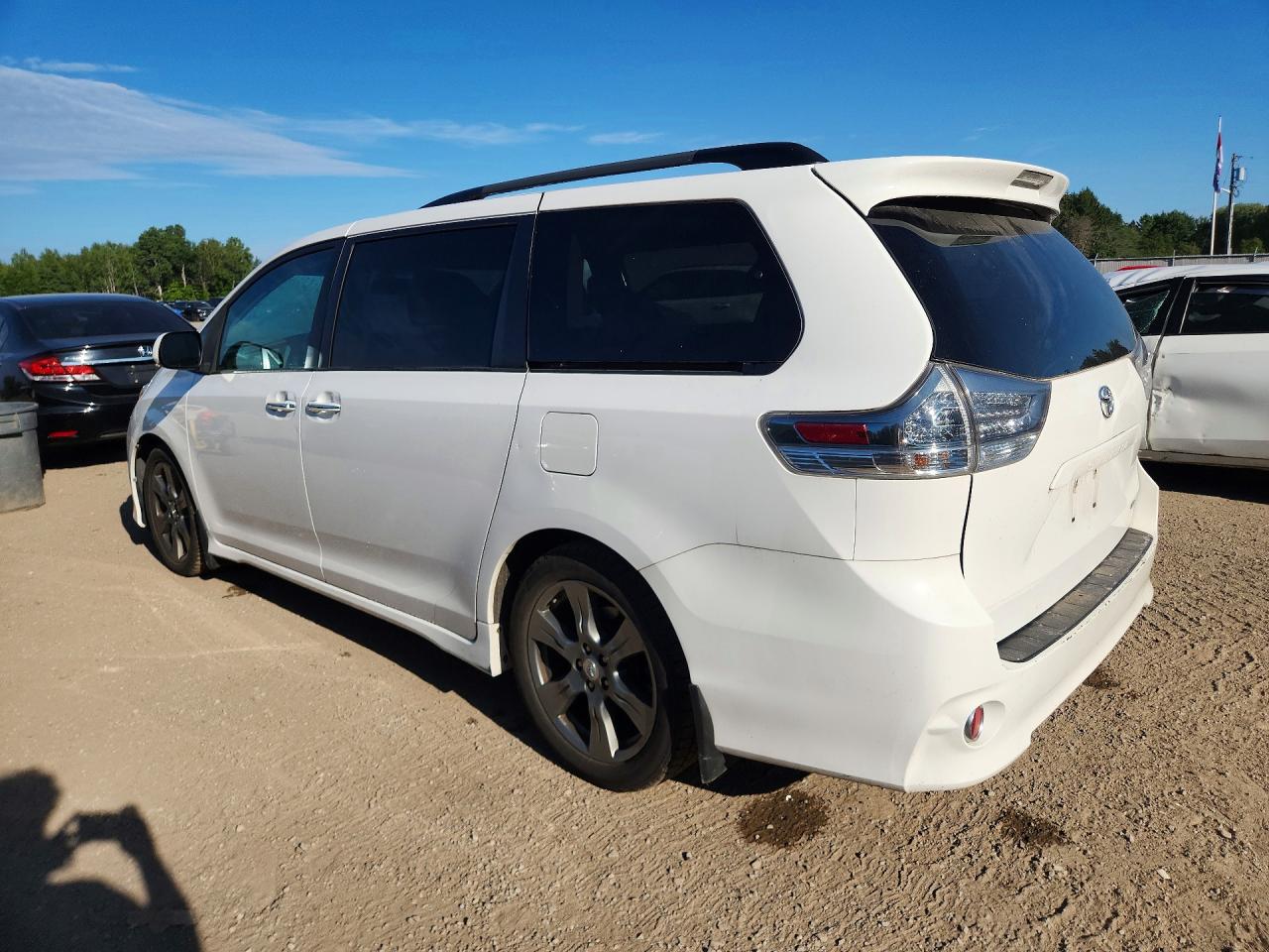 2017 TOYOTA SIENNA SE — снимка 2