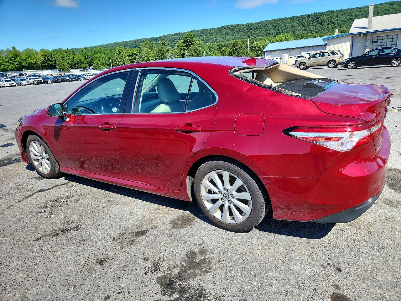 2019 TOYOTA CAMRY LE — снимка 2