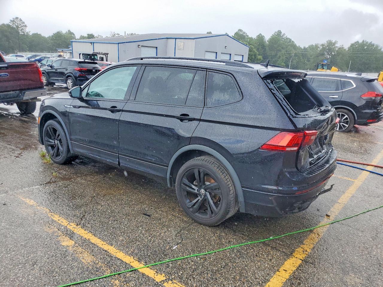 2023 VOLKSWAGEN TIGUAN SE R-LINE BLACK — снимка 2