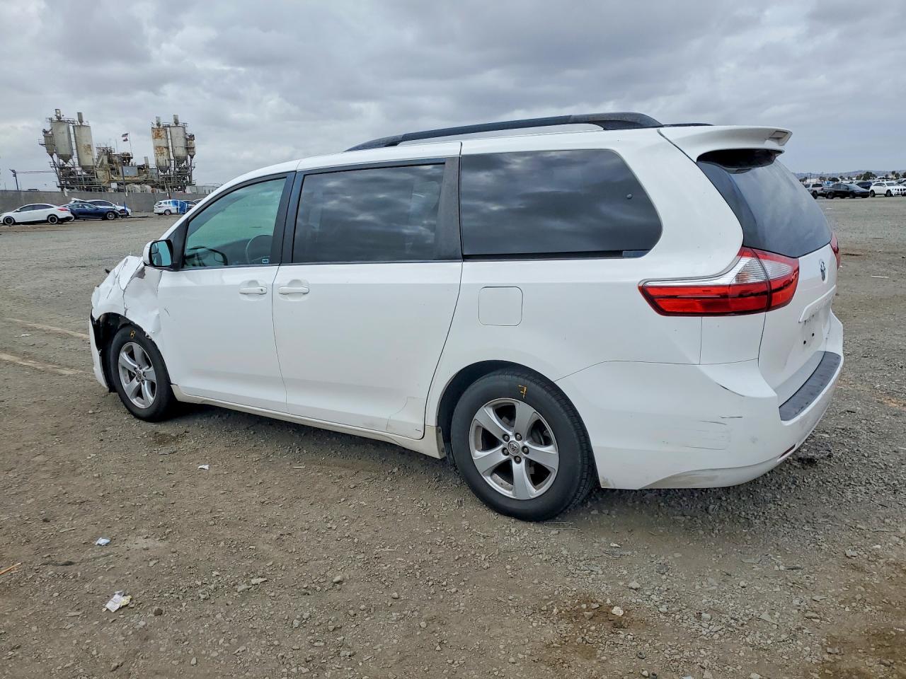 2015 TOYOTA SIENNA LE — снимка 2