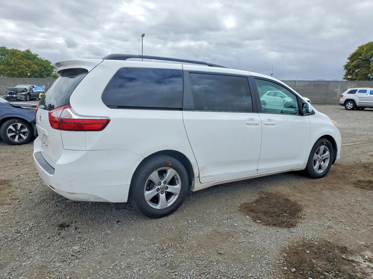 2015 TOYOTA SIENNA LE — снимка 3