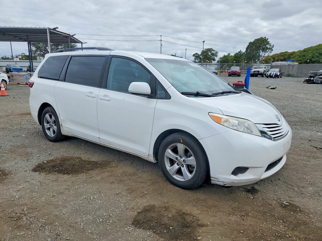 2015 TOYOTA SIENNA LE — снимка 4