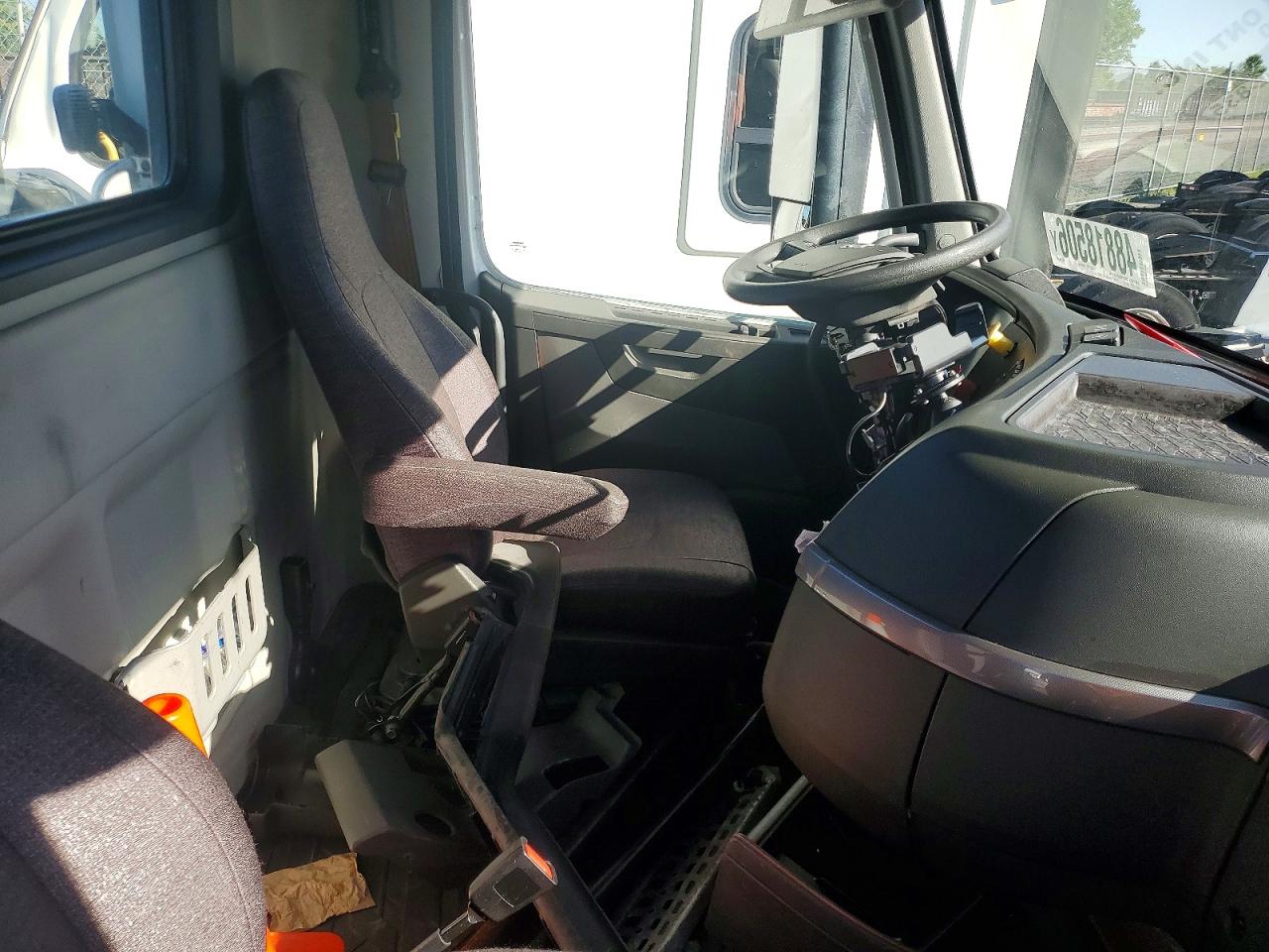 2023 VOLVO VNR — снимка 5
