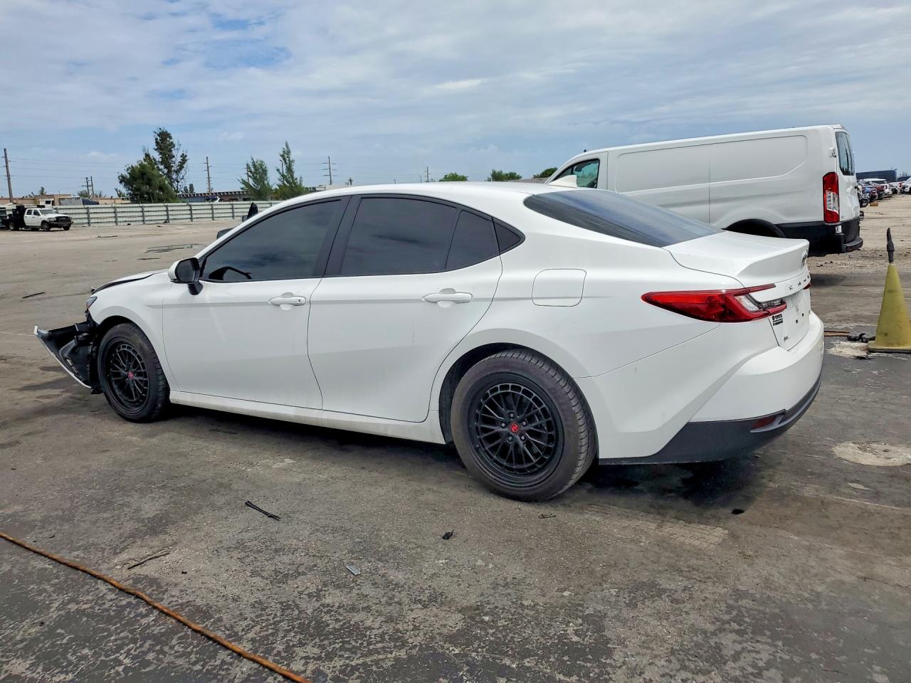 2025 TOYOTA CAMRY LE — снимка 2