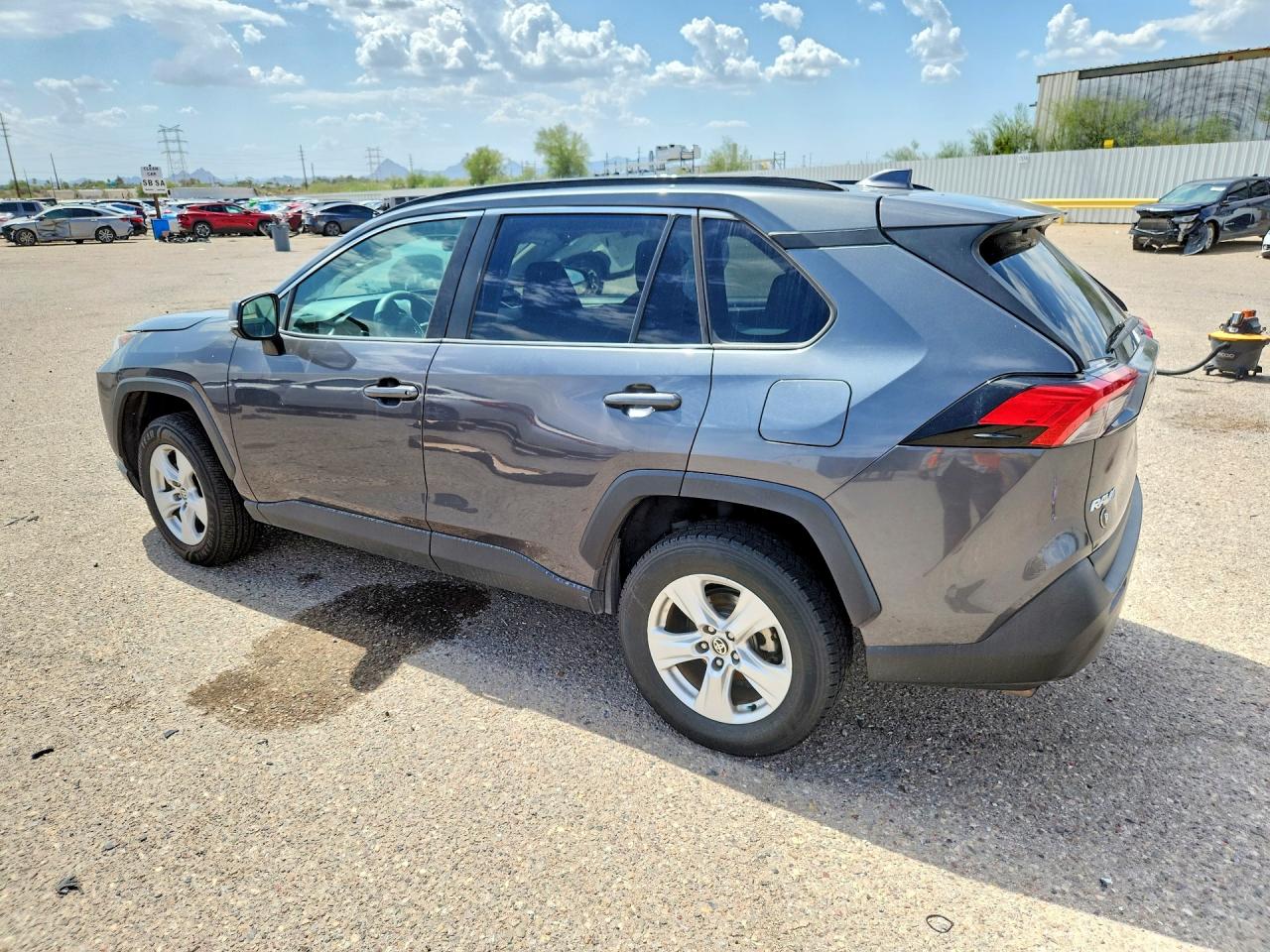 2021 TOYOTA RAV4 XLE — снимка 2