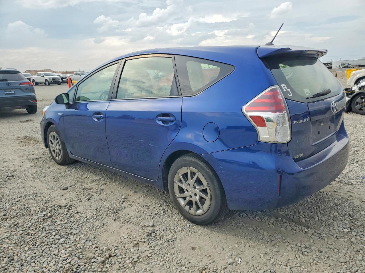 2015 TOYOTA PRIUS V TWO — снимка 2