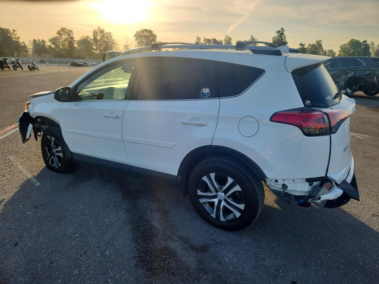 2018 TOYOTA RAV4 LE — снимка 2