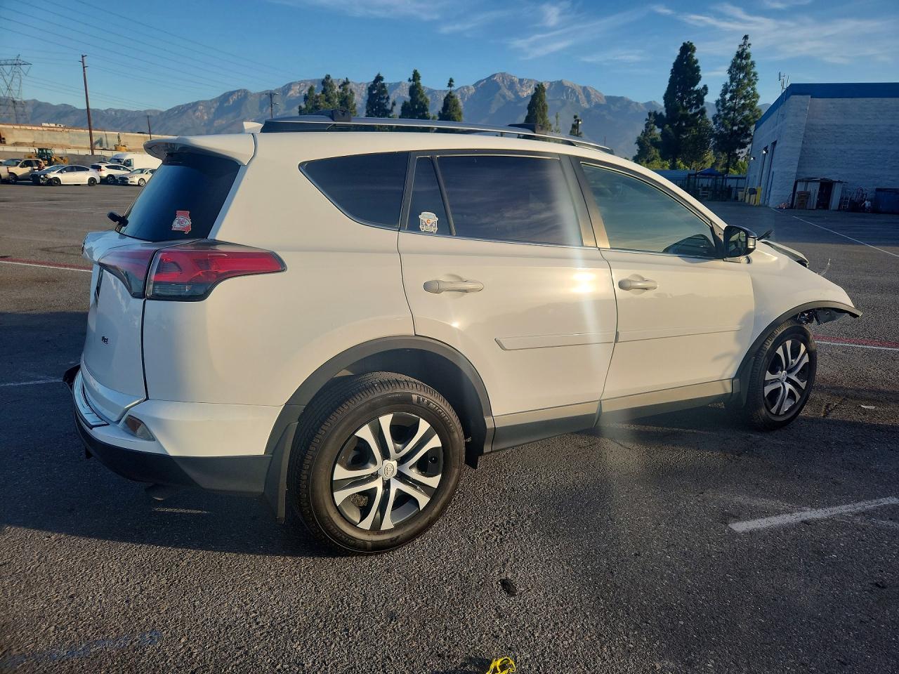 2018 TOYOTA RAV4 LE — снимка 3