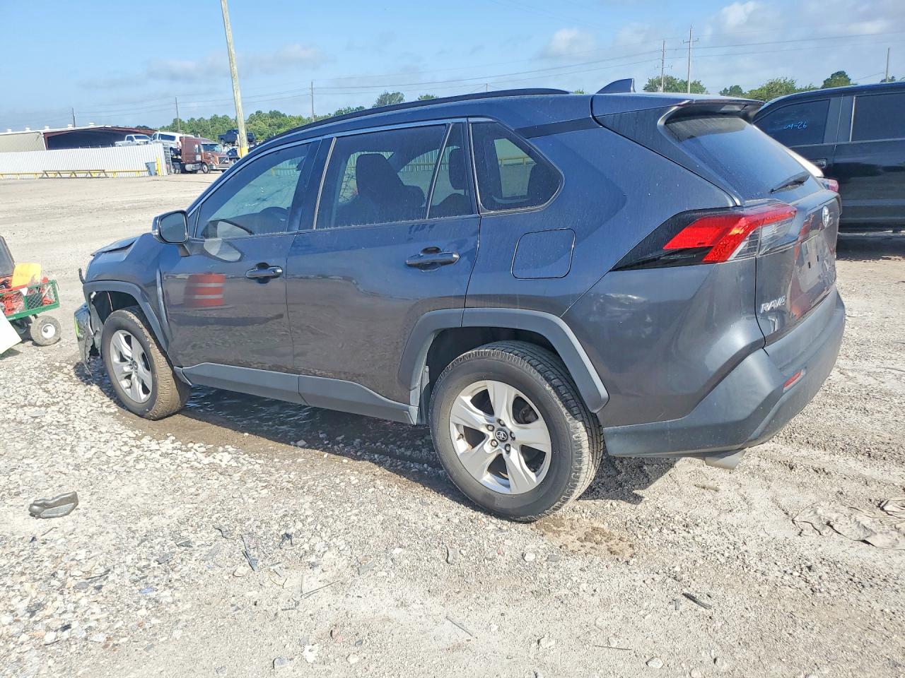 2021 TOYOTA RAV4 XLE — снимка 2