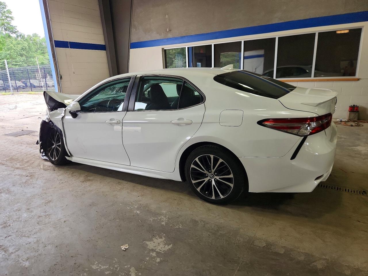 2020 TOYOTA CAMRY SE — снимка 2