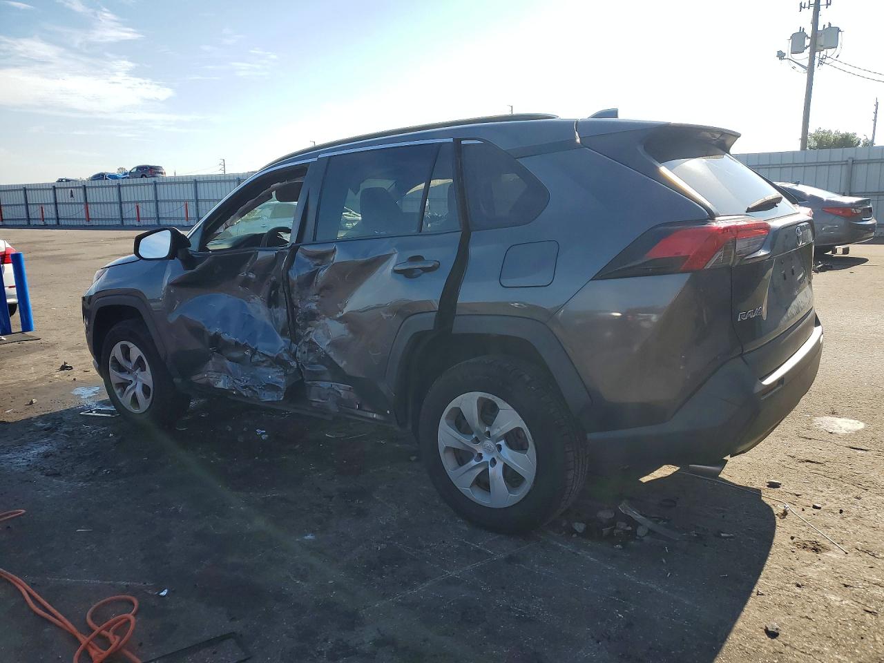 2019 TOYOTA RAV4 LE — снимка 2