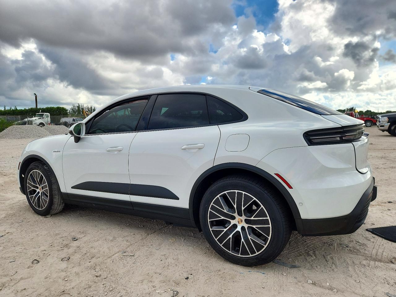 2025 PORSCHE MACAN — photo 2