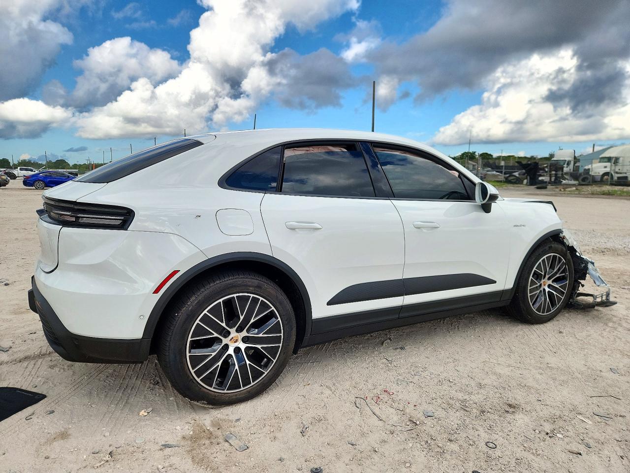 2025 PORSCHE MACAN — photo 3