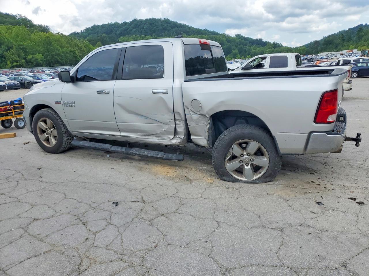 2016 RAM 1500 SLT — снимка 2