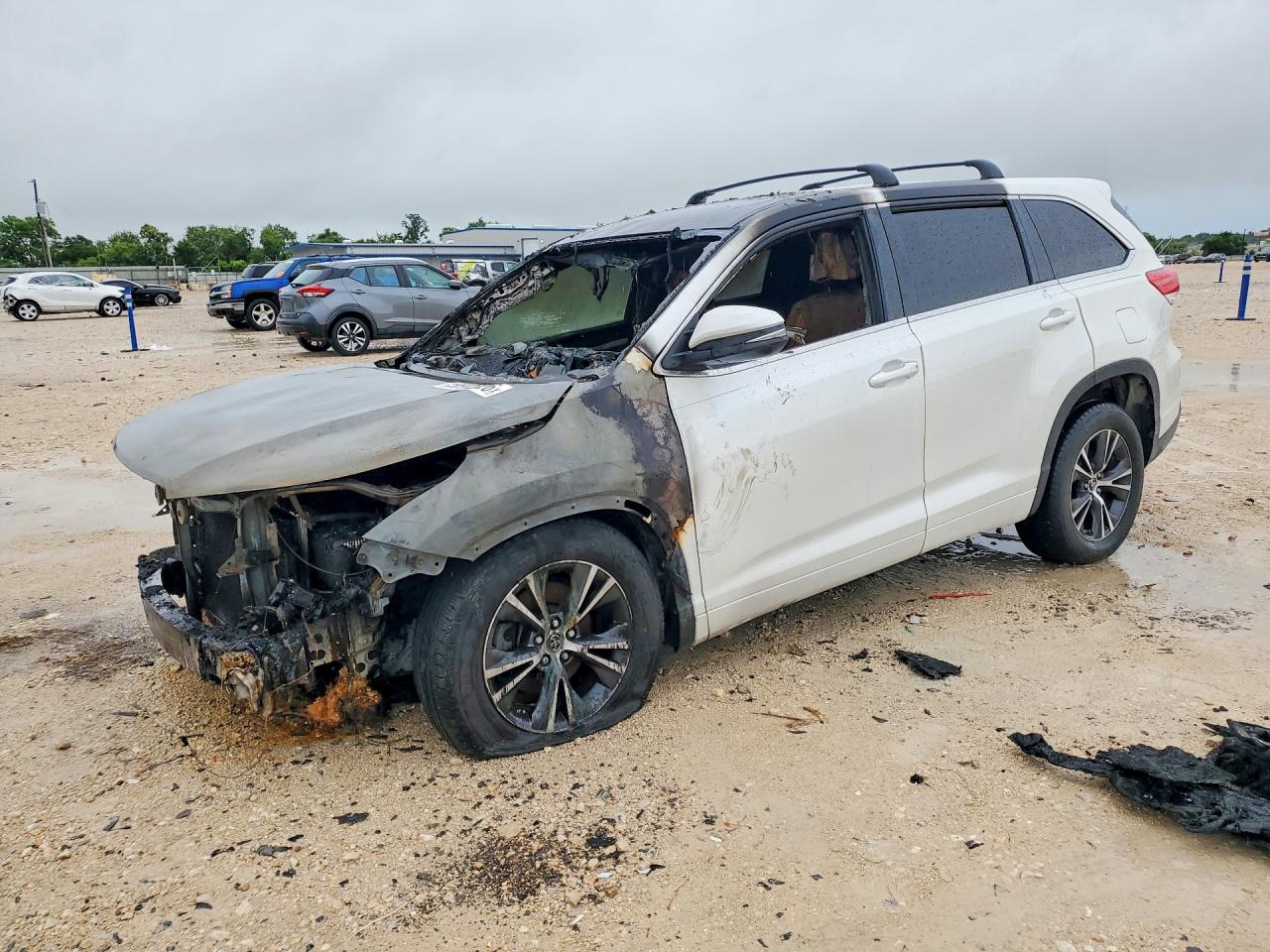 2017 TOYOTA HIGHLANDER LE
