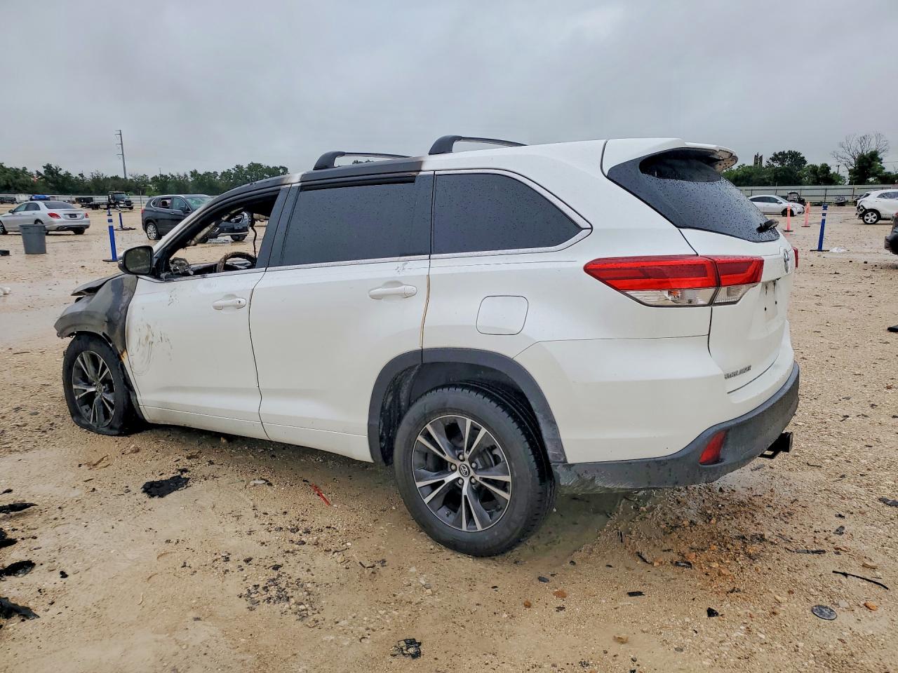 2017 TOYOTA HIGHLANDER LE — снимка 2