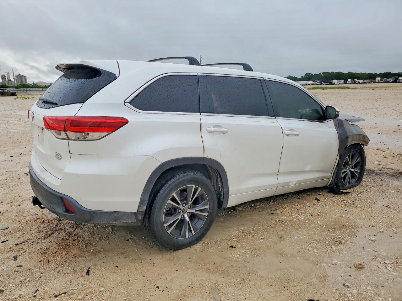 2017 TOYOTA HIGHLANDER LE — снимка 3